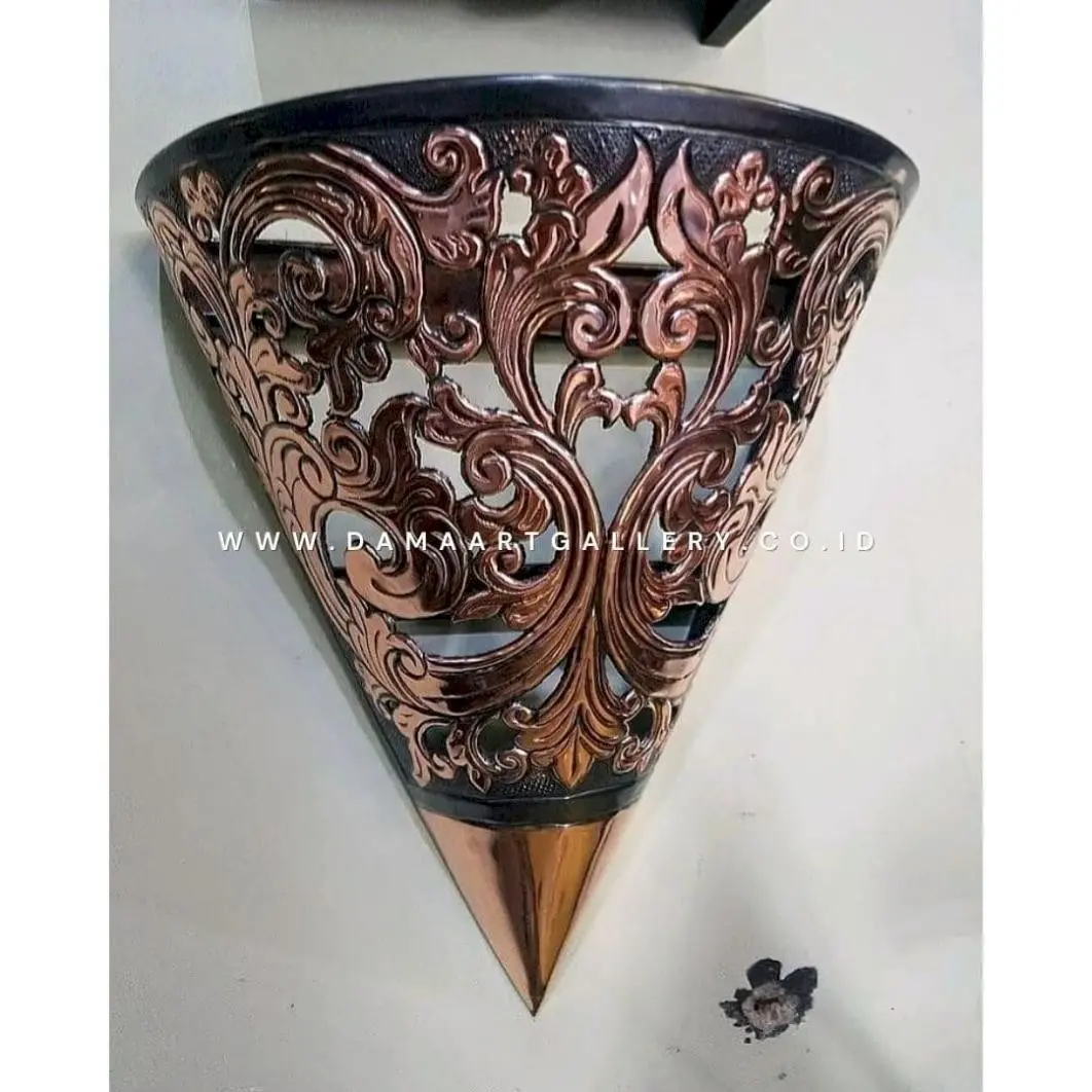 Lampu Dinding Ukiran Tembaga